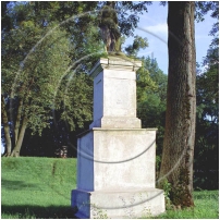(19/98): Dorohusk - pomnik przed paacem