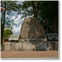 (28/72): Białowieża pomnik ku czci poległych w II wojnie