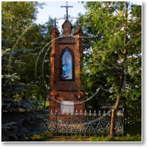(8/34): Wielbark koci w. Jana Nepomucena, kapliczka z 1885 r