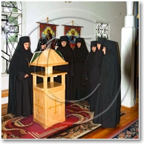 (23/34): Wojnowo cerkiew pw. Zaniecia NMP, zakonnice w czasie liturgicznego piewu