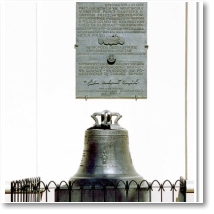 (5/35): Gniezno - dzwon i tablica z okazji 975 rocznicy Metropolii