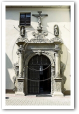 (23/77): Chełmno - klasztor, portal z początku XVII w ze sceną Ukrzyżowania Pańskiego