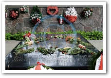 (101/138): Rosa grób Serca Marszałka i Jego Matki