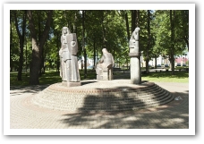 (110/138): Święciany rzeźba w parku