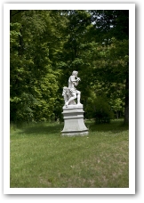 (122/138): Troki Pałac Tyszkiewiczów rzeźba ogrodowa