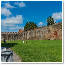 (76/124): Piza, średniowieczny mur